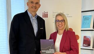 Presentation of a textbook on macroeconomic mod...